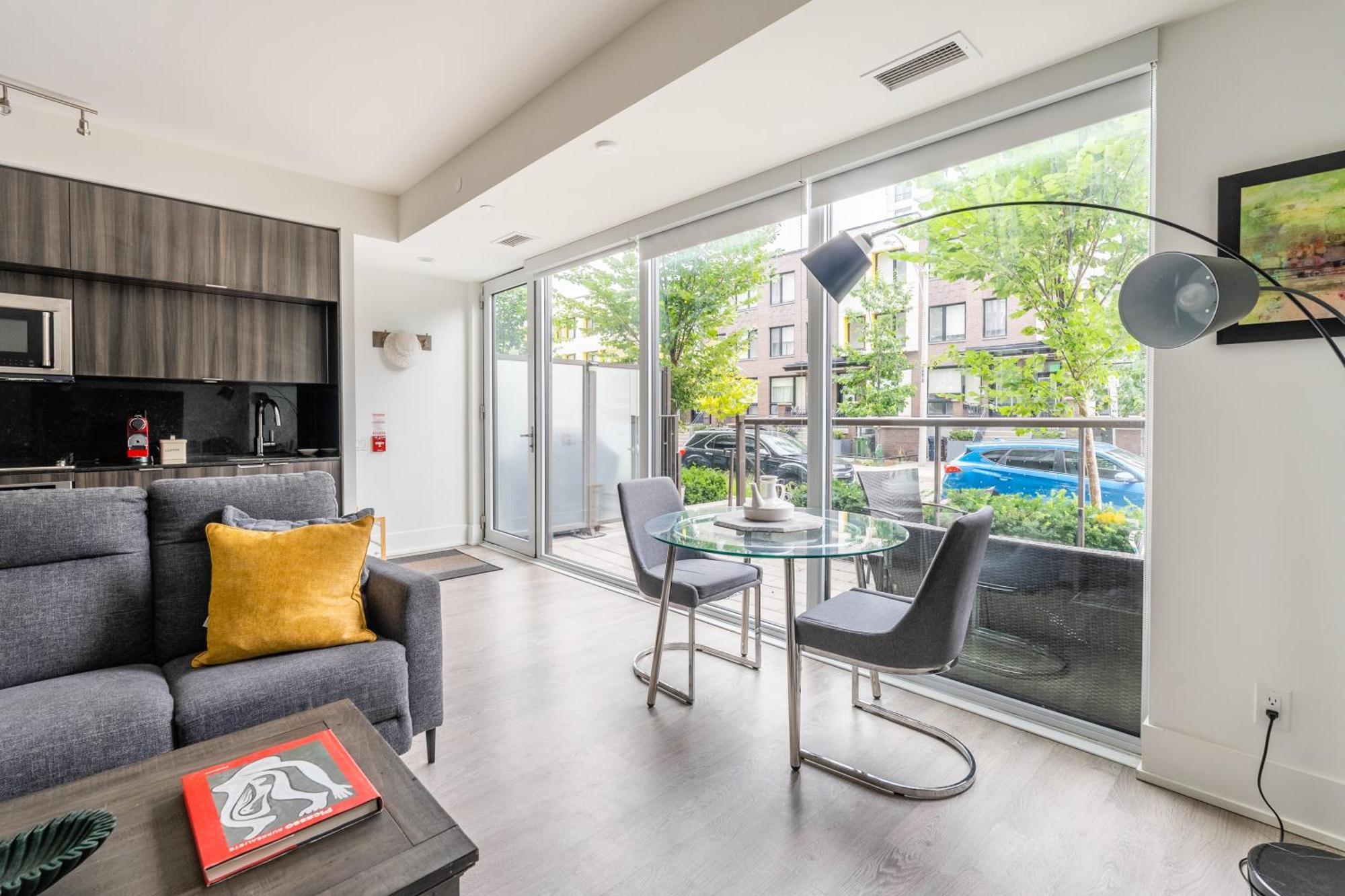 Spacious Corner Apartment Downtown Toronto Exterior photo