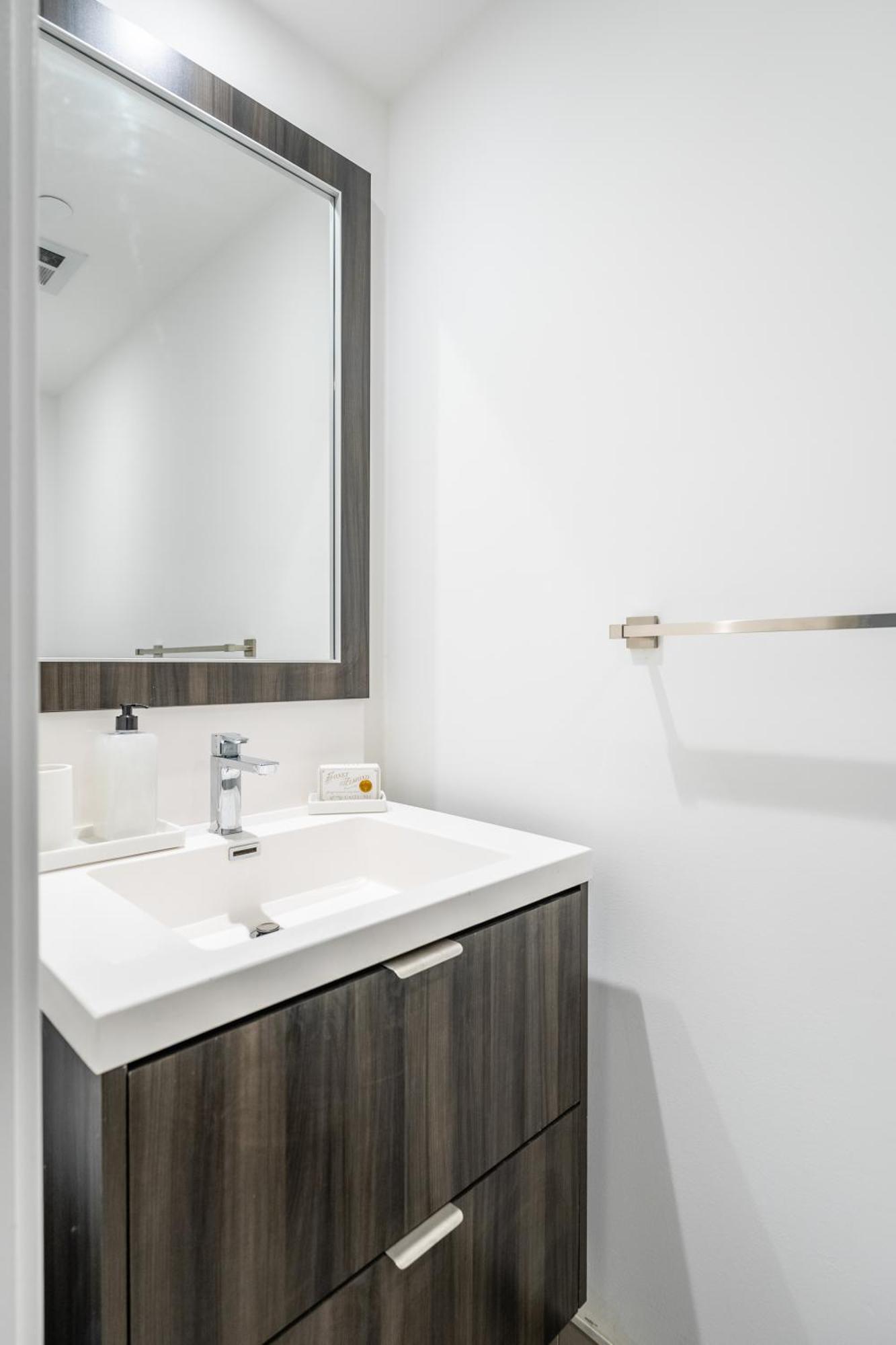 Spacious Corner Apartment Downtown Toronto Exterior photo