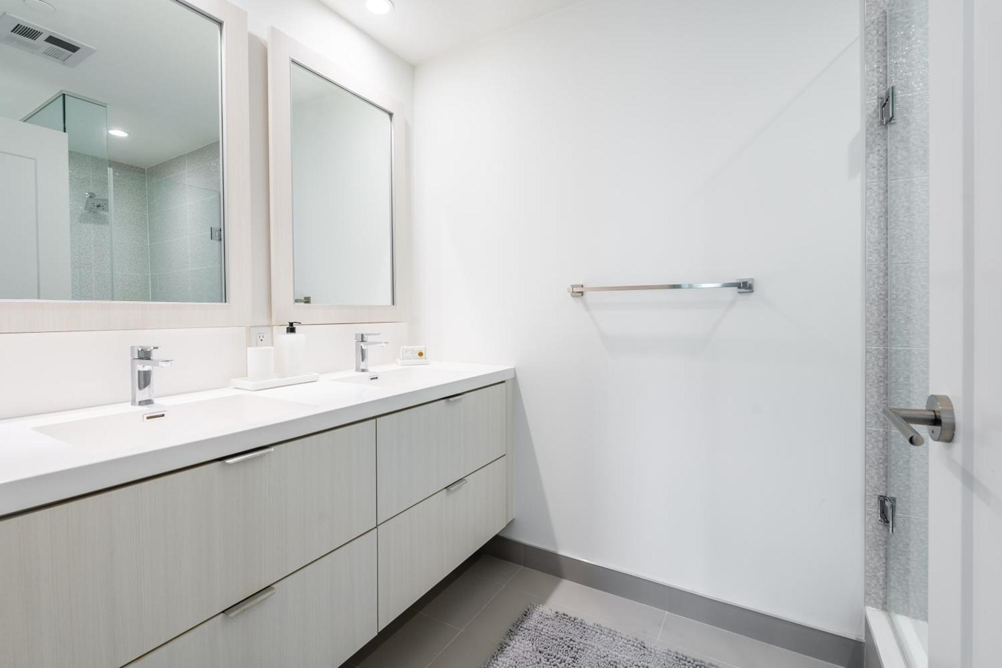 Spacious Corner Apartment Downtown Toronto Exterior photo