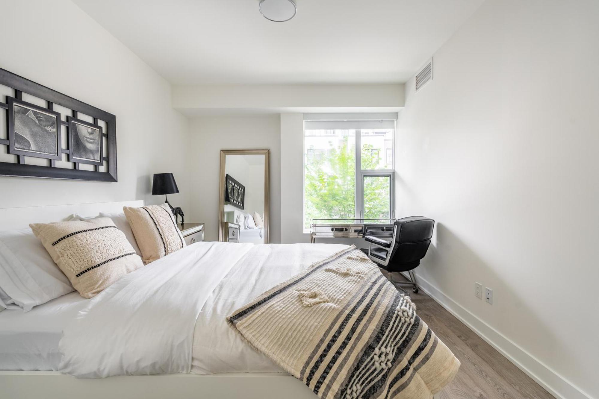 Spacious Corner Apartment Downtown Toronto Exterior photo