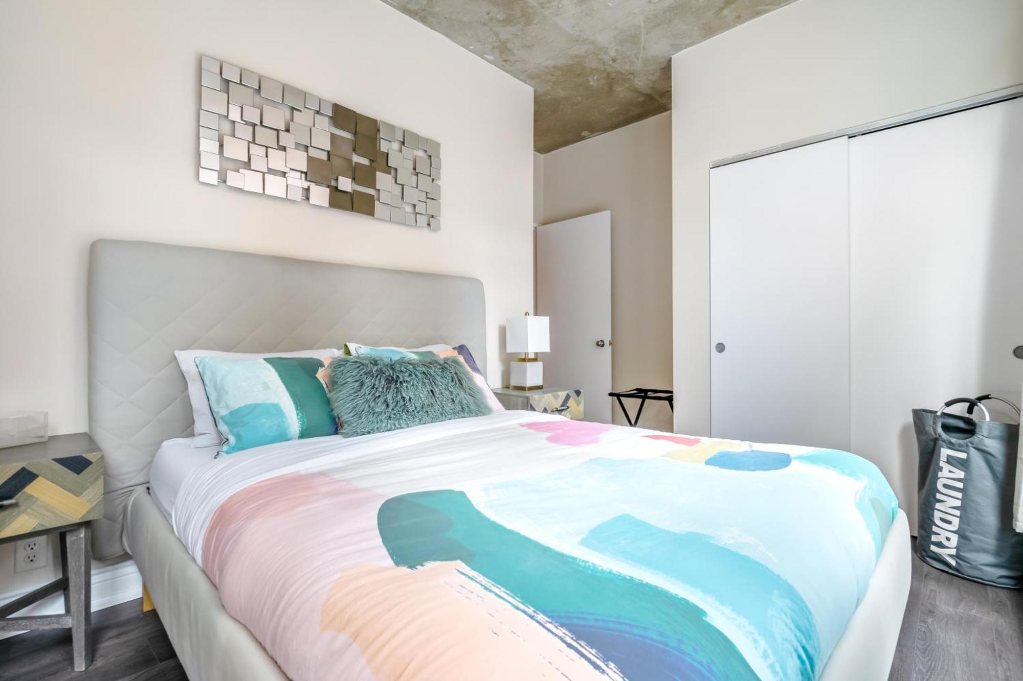 Spacious Corner Apartment Downtown Toronto Exterior photo