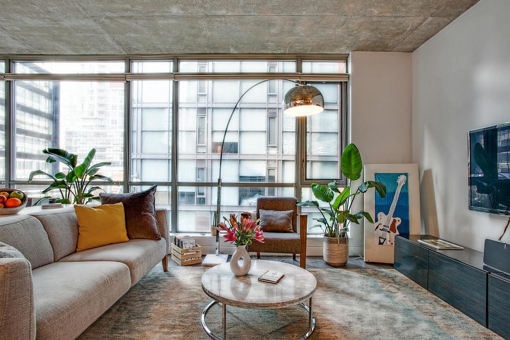 Spacious Corner Apartment Downtown Toronto Exterior photo